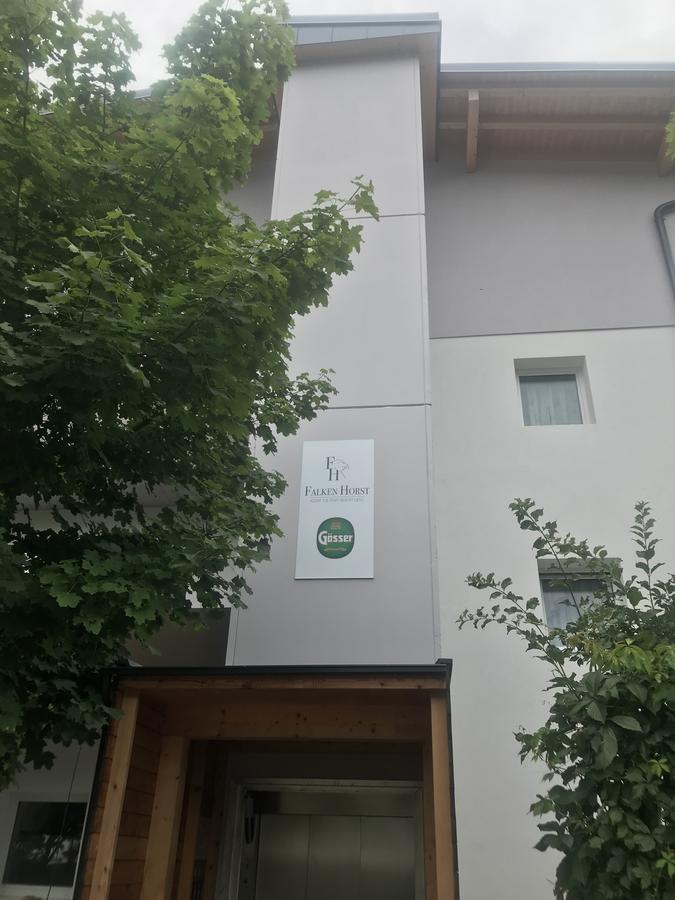 Falken Horst Lienz Buitenkant foto